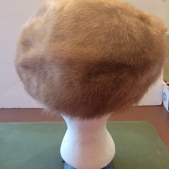 LORD & TAYLOR MINK BERET - Picture 3 of 13